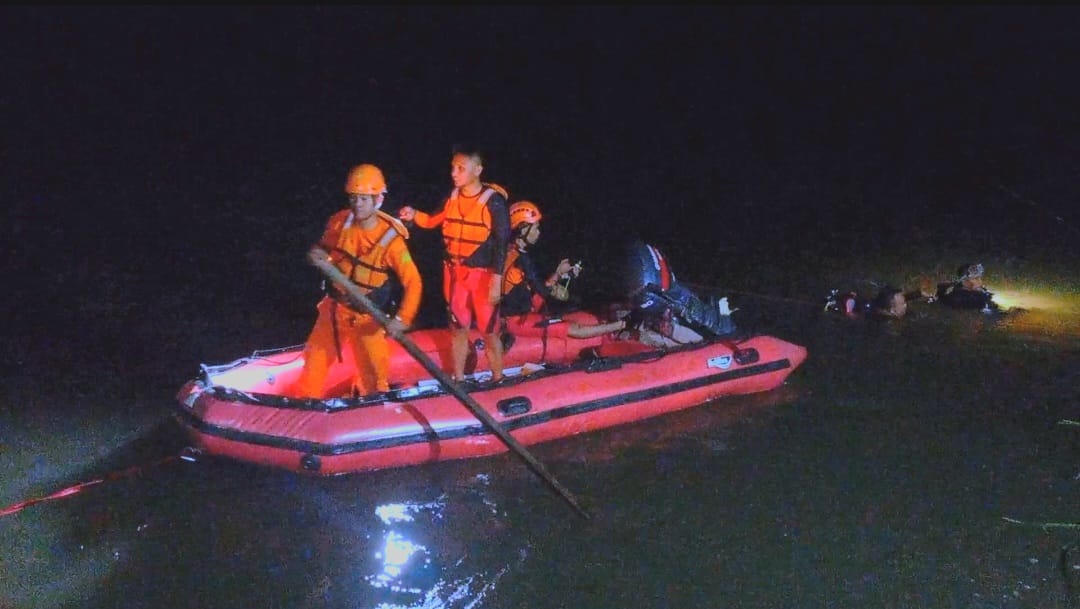 Pencarian Korban Tenggelam di Sungai Bone, Kelurahan Botu, Dumbo Raya, Kota Gorontalo saat malam hari. Foto: Kris/Dulohupa.