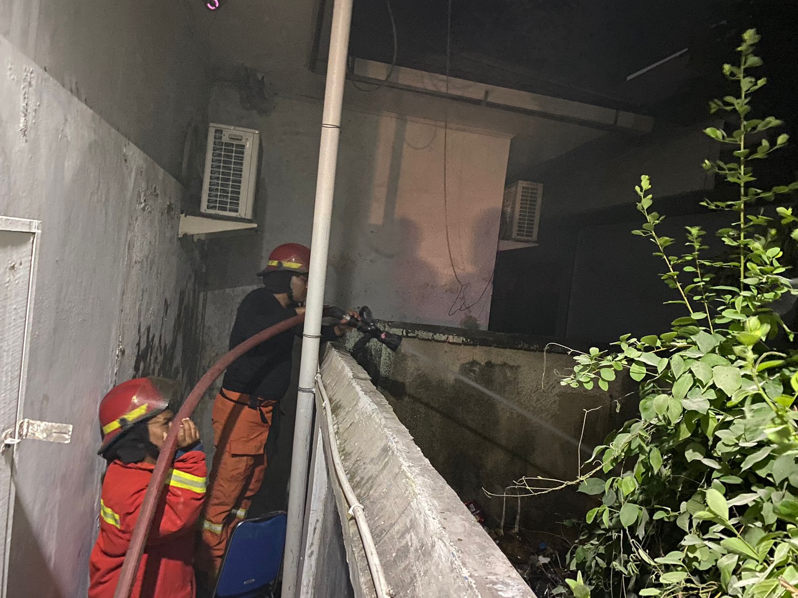 Damkar Kota Gorontalo Setelah Mematikan Sumber Api Yang Disebabkan Oleh Pembakaran Sarang Tawon. Foto/Yayan