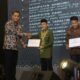 Bupati Gorontalo saat menera penghargaan kepala Daerah mendorong ekonomi kerakyatan, foto/istimewa