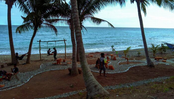 Mahasiswa KKN UNG Sulap Pesisir Pantai Tamboo Jadi Objek Wisata
