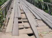 Bahaya! Jembatan Penghubung 3 Desa di Paguyaman Rusak Parah