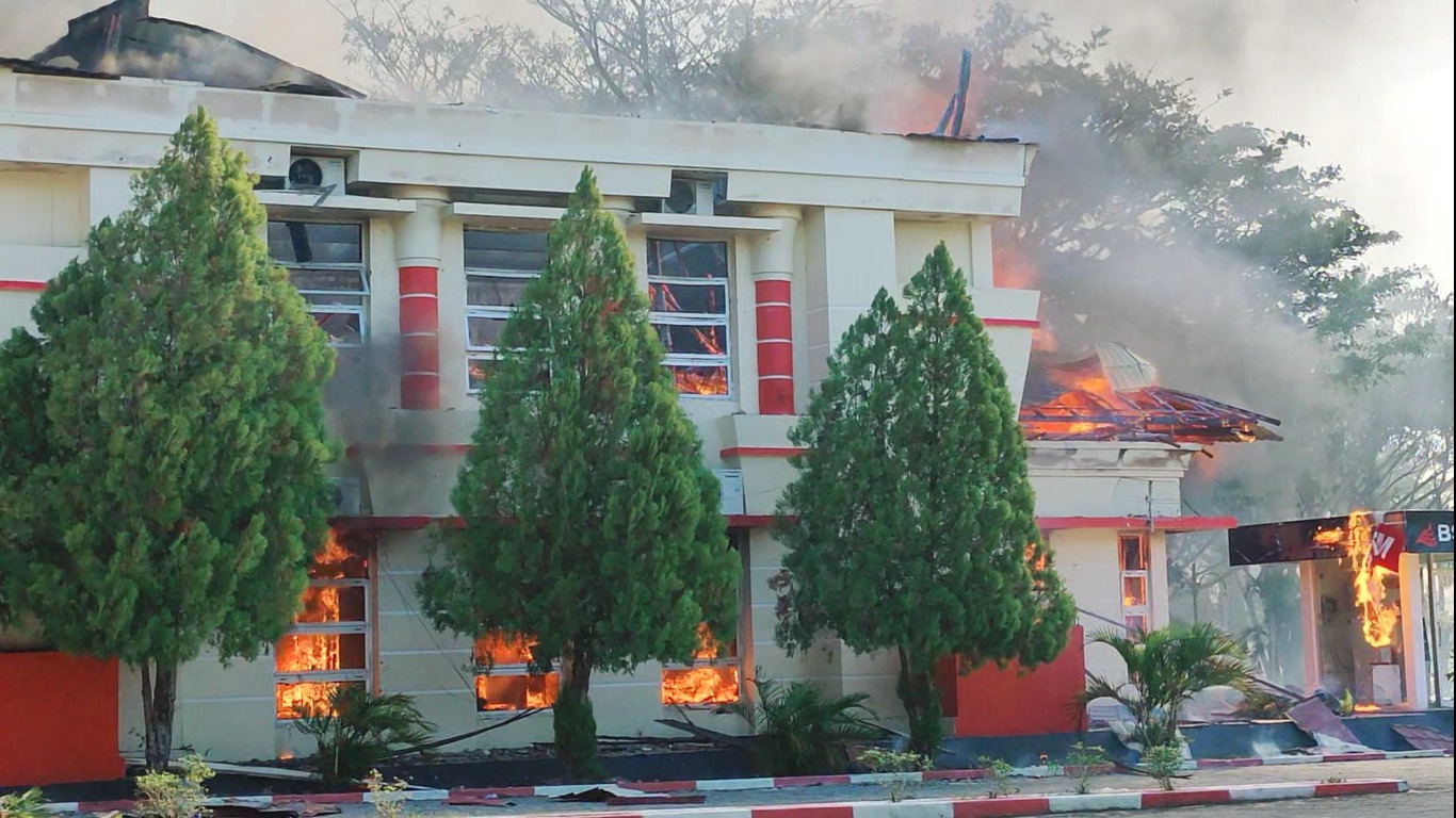 Kantor Bupati Dibakar