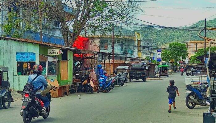 Marten Taha Soroti Lapak di Pinggir Jalan bisa Timbulkan Kemacetan