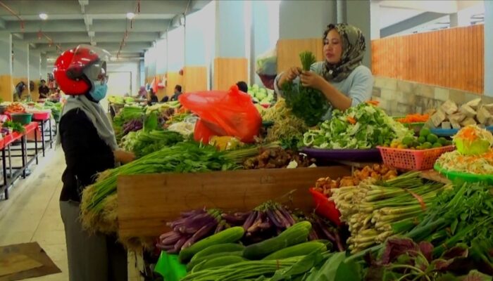 Cegah Saluran Tersumbat, Marten Taha Imbau Pedagang Tak Bersihkan Sayuran di Lapak