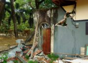 Tembok Taman Moodu Ambruk Hantam Rumah Warga