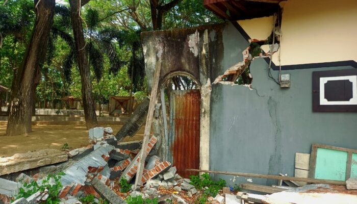 Tembok Taman Moodu Ambruk Hantam Rumah Warga