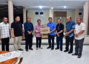 Bupati Nelson Beri Bantuan Barang Elektronik ke Pemda Pohuwato