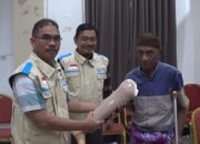 Seorang Warga Terima Bantuan Kaki Palsu dari YBM PLN Gorontalo