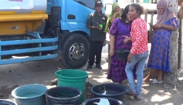Warga Tanjung Kramat Seberangi Laut Demi Air Bersih