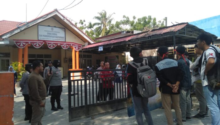 Mahasiswa Demo Dinsos Kota Gorontalo Buntut Penertiban Badut Jalanan