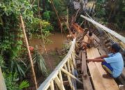 Jembatan Ambruk, Sejumlah Warga di Boalemo Jatuh ke Sungai