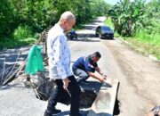 Bupati Pohuwato Turun Tangan Perbaiki Plat Duiker yang Rusak