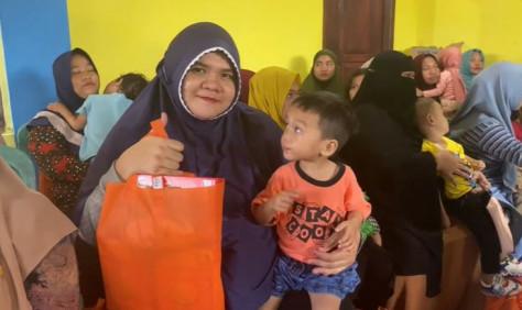 Indy Anggraini, Warga Kecamatan Bolango Timur Dalam Kegiatan Penyaluran Bantuan Intervensi Stunting Oleh Pemda Bone Bolango. Foto/yayan