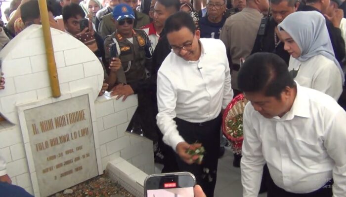 Capres Anies Ziarah Makam Pahlawan Nasional Nani Wartabone