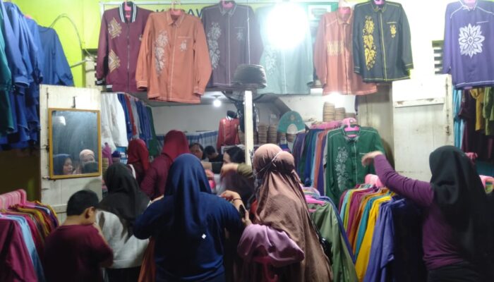 Masyarakat Gorontalo Berburu Baju Karawo, Pedagang Ketiban Rezeki