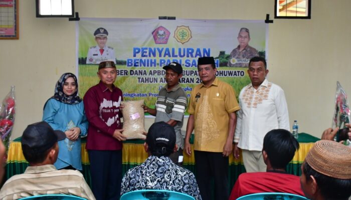Hadapi Musim Tanam, Pemda Pohuwato Serahkan Benih Padi ke Petani