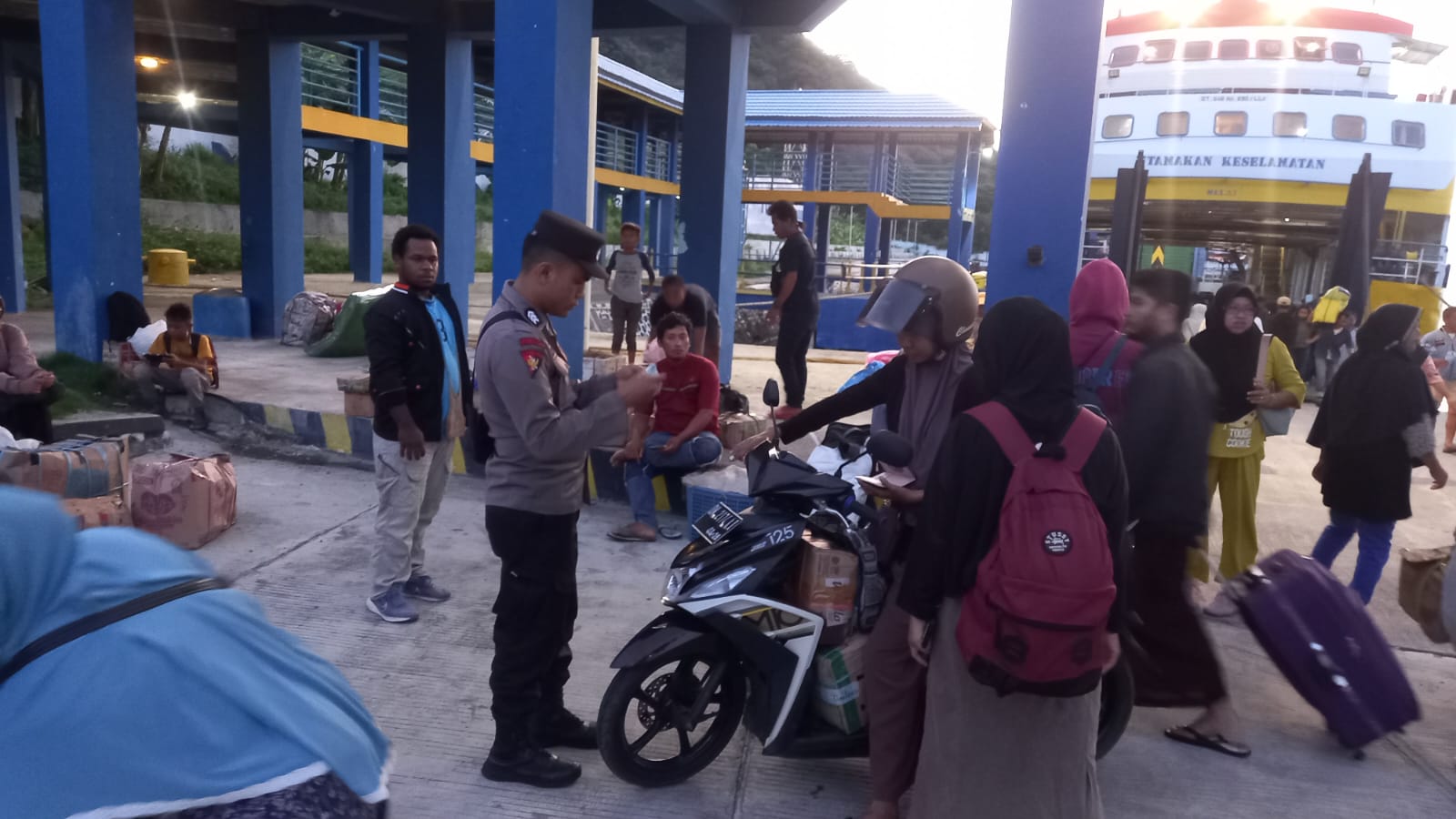 Penumpang di Pelabuhan