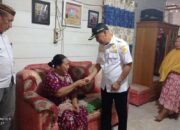 Bupati Saipul Jenguk Korban Luka Tertimpa Pohon Kelapa di Lemito