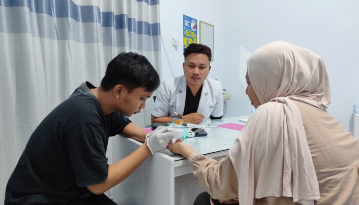 Dokter Rifki Hulalata Gelar Layanan Kesehatan dan Sunat Gratis
