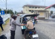 Peduli Sesama, Polwan Polresta Gorontalo Kota Bagikan Takjil ke Pengguna Jalan