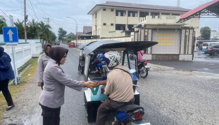 Peduli Sesama, Polwan Polresta Gorontalo Kota Bagikan Takjil ke Pengguna Jalan