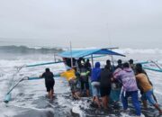 Ambulans Terjebak Longsor di Gorontalo, Keluarga Jemput Jenazah Pakai Perahu