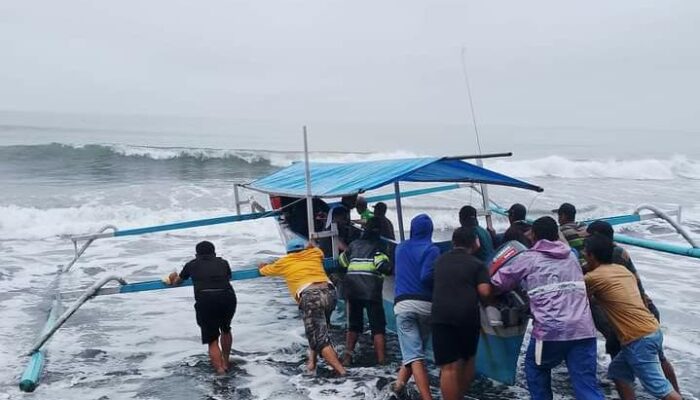 Ambulans Terjebak Longsor di Gorontalo, Keluarga Jemput Jenazah Pakai Perahu