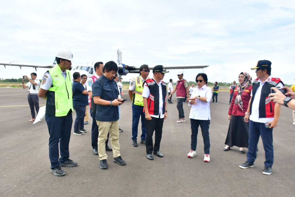 Bupati Pohuwato, Saipul A. Mbuinga saat mendampingi Dirjen Perhubungan, Maria Kristi Endah Murni saat meninjau Bandara Pohuwato.foto: Humas Pemda