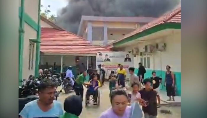 kebakaran-pasien RS Dunda Limboto menyelamatkan diri