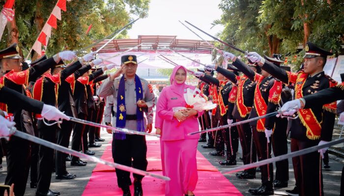 Penghormatan dan Pedang Pora Sambut Kedatangan Kapolda Brigjen Pol. Drs. Pudji Prasetijanto Hadi, MH di Polda Gorontalo