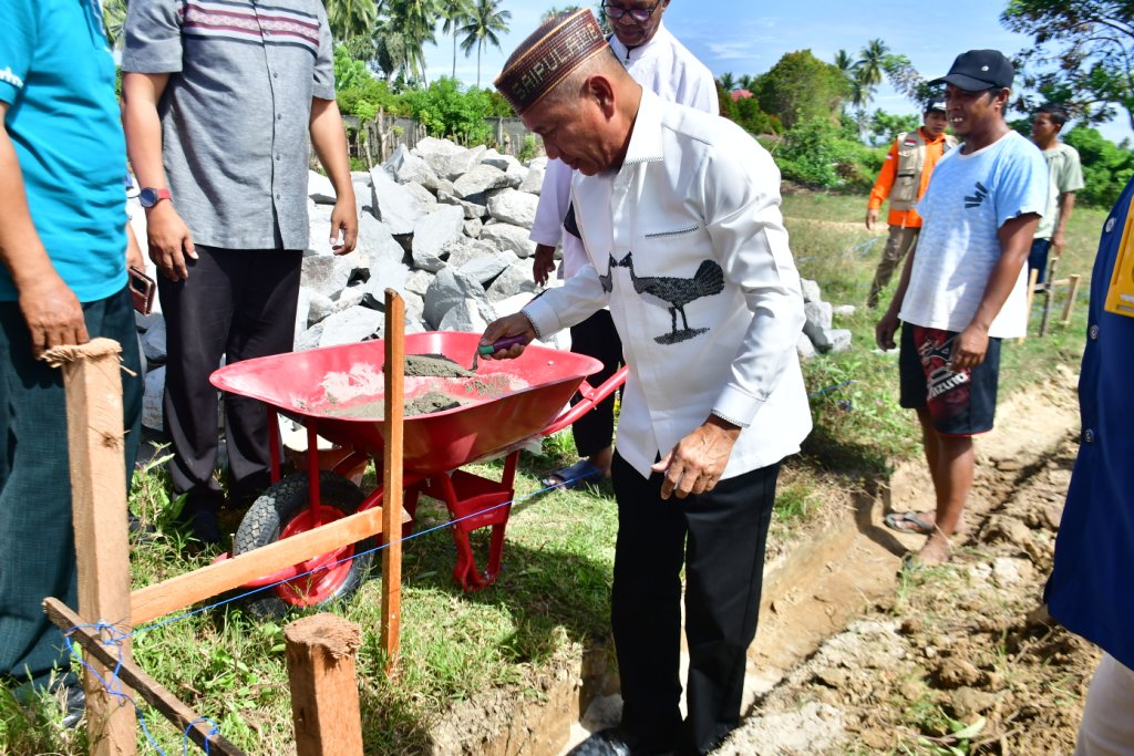 peletakan batu pertama rumah swadaya oleh Bupati Pohuwato