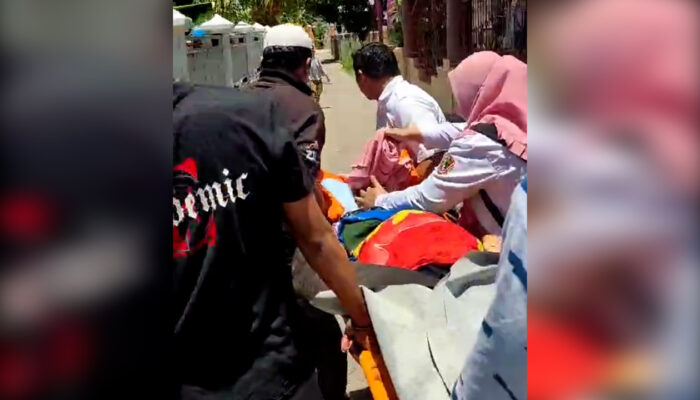 Viral, Petugas Puskesmas Merujuk Pasien Gunakan Tandu Karena Akses Jalan Ditutup