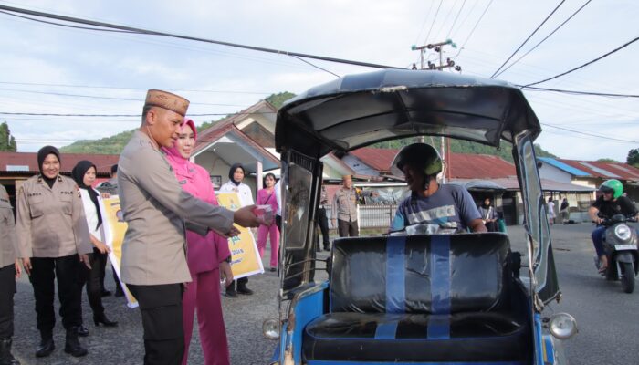 Polresta Gorontalo Kota Berbagi Takjil ke Pengguna Jalan