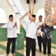 Penjabat Gubernur Gorontalo saat memukul beduk sebagai tanda untuk masyarakat kampung jawa di Yosonegoro sudah bisa menjamu tamu di hari lebaran ketupat, Rabu (17/4/2024). (Foto : Mila)