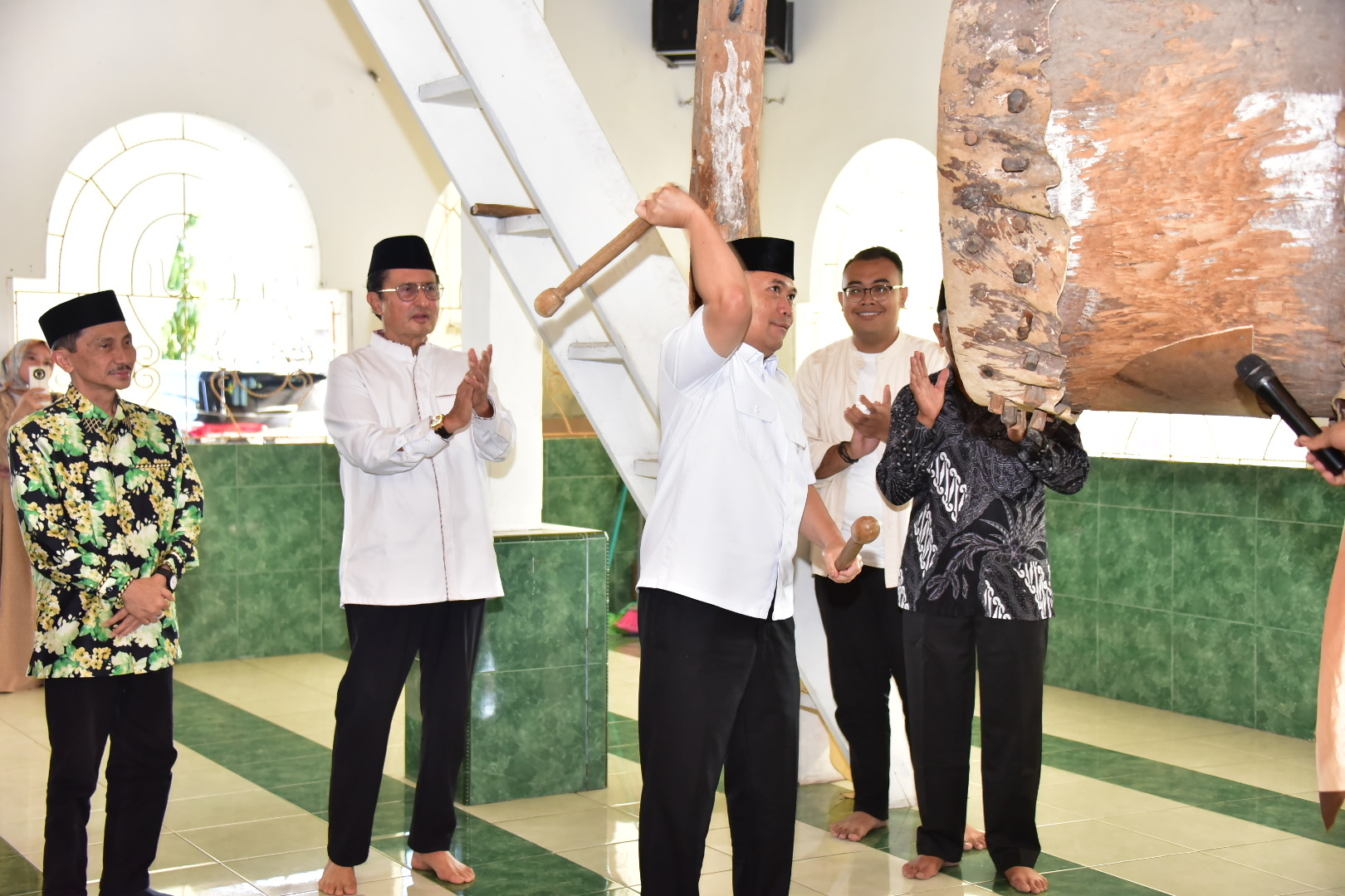 Penjabat Gubernur Gorontalo saat memukul beduk sebagai tanda untuk masyarakat kampung jawa di Yosonegoro sudah bisa menjamu tamu di hari lebaran ketupat, Rabu (17/4/2024). (Foto : Mila)