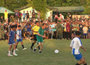 Keseruan Jokowi Main Bola dengan Anak-anak di Gorontalo