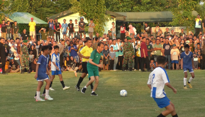 Keseruan Jokowi Main Bola dengan Anak-anak di Gorontalo