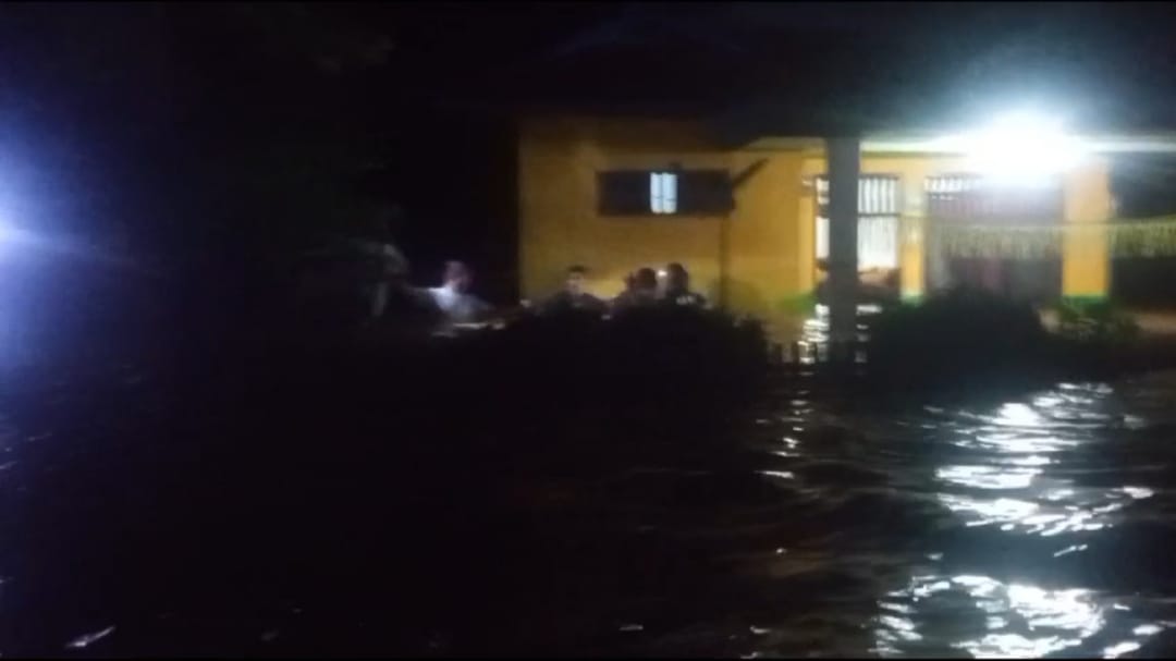 Warga Terjebak Banjir