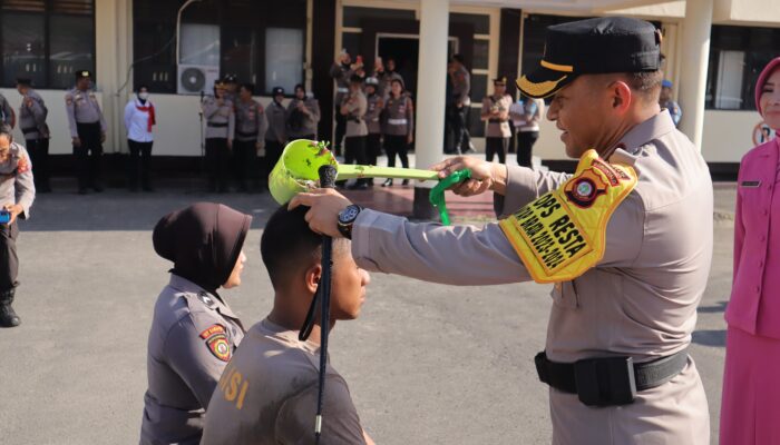 28 Bintara Remaja Jalani Tradisi Penyambutan di Polresta Gorontalo Kota