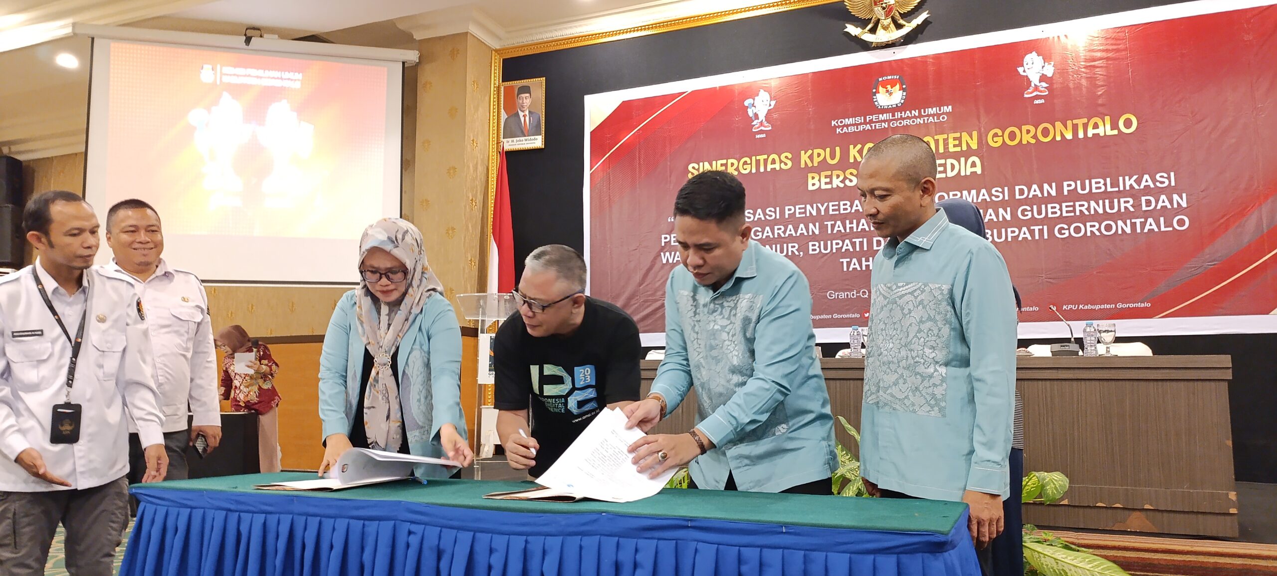 Penandatanganan kerja sama media dan KPU Kabupaten Gorontalo(Ft.Dulohup.id)