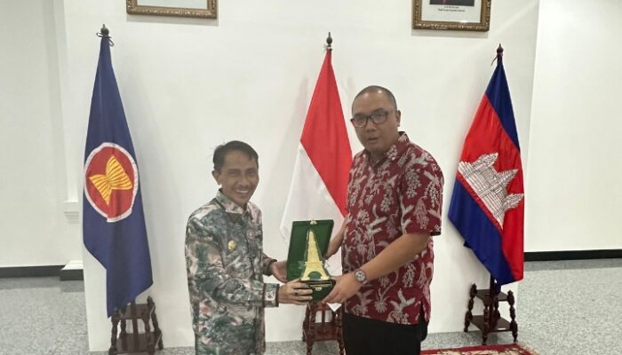 Bupati Nelson Kunjungi Kantor Kedubes RI di Kamboja