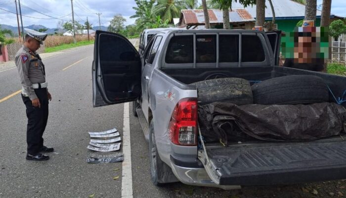 Polres Gorontalo Ciduk Mobil Pelat Merah Angkut Ribuan Liter Miras