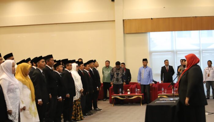 Lantik Anggota PPK, KPU Bone Bolango Tekankan Netralitas