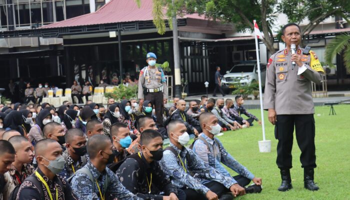 Kapolda Gorontalo Beri Arahan Orang tua dan Peserta Rekrutmen Polri