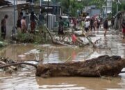 Lumpur dan Kayu Berserakan Pasca Banjir Bandang di Kelurahan Tenilo