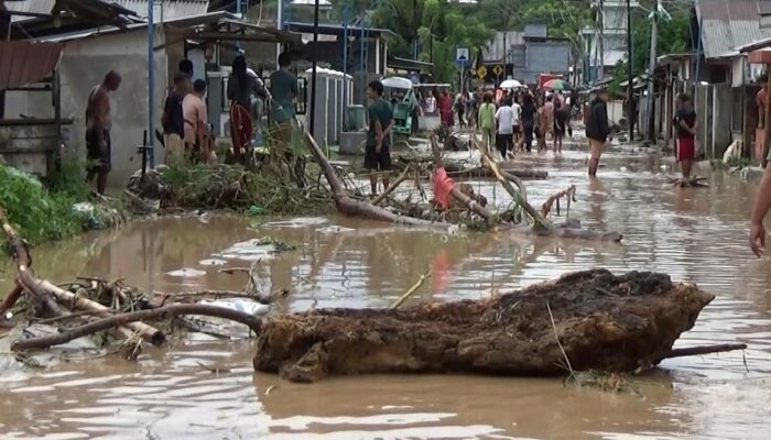 Lumpur dan Kayu Berserakan Pasca Banjir Bandang di Kelurahan Tenilo