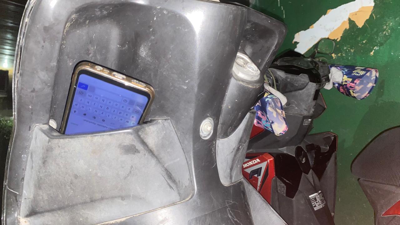 Ilustrasi HP yang diletakkan di dashboard motor
