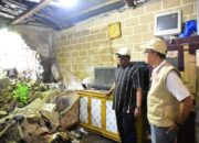 Ismail Madjid Serahkan Bantuan untuk Korban Longsor di Kelurahan Tenda