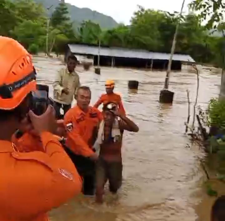 Warga Terjebak Banjir