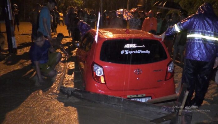 Banjir Bandang Terjang Jalan Trans di Leato Utara, 3 Mobil Terjebak Lumpur
